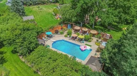 8141 Maplewood Ter, Chanhassen, MN 55317
