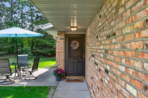 9601 Lonsdale Cir, Hopkins, MN 55305
