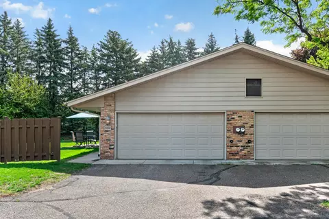9601 Lonsdale Cir, Hopkins, MN 55305