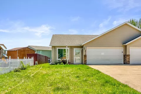 3413 38th St S, Moorhead, MN 56560