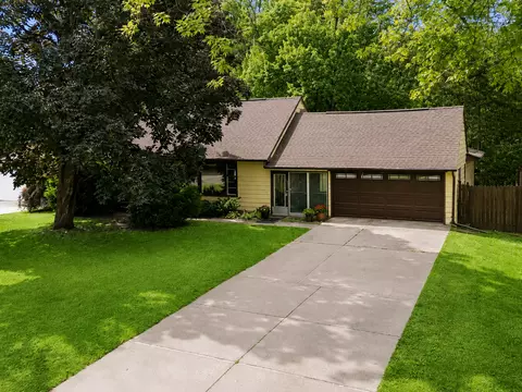 988 Sherren St W, Roseville, MN 55113