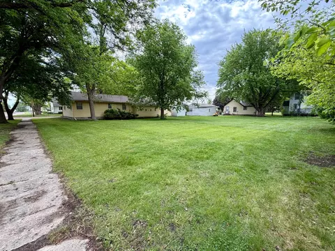 Exterior - 137 2nd St E, Tracy, MN 56175 photo 3 of 4
