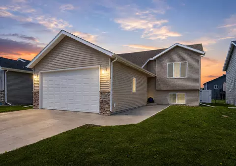 3831 32nd St S, Moorhead, MN 56560