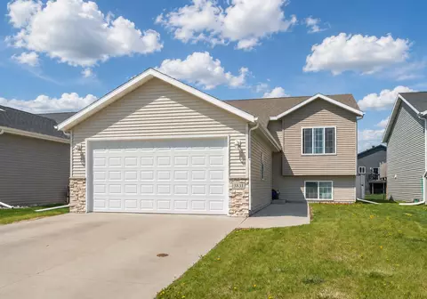 3831 32nd St S, Moorhead, MN 56560