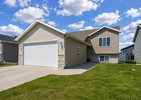 3831 32nd St S, Moorhead, MN 56560
