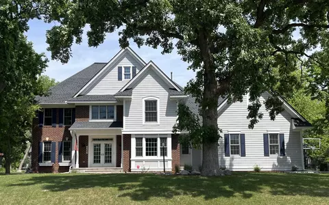 8940 Highview Ln, Woodbury, MN 55125