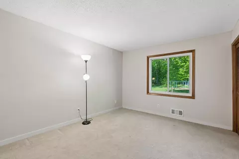 Bedroom - 75 Pleasant Ln E, Excelsior, MN 55331 photo 2 of 6
