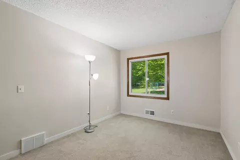 Bedroom - 75 Pleasant Ln E, Excelsior, MN 55331 photo 4 of 6