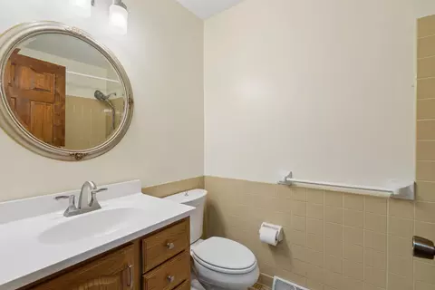 Bath - 75 Pleasant Ln E, Excelsior, MN 55331 photo 2 of 3