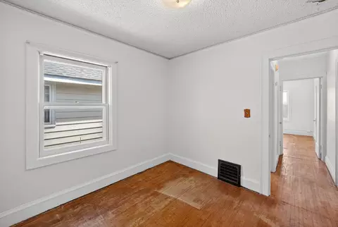 Bedroom - 2711 W 9th St, Duluth, MN 55806 photo 2 of 4