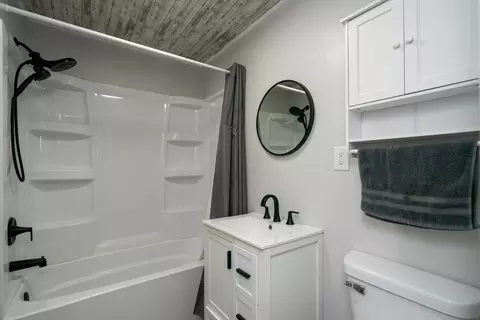 Bath - 920 11th Ave NE, Brainerd, MN 56401 photo 1 of 2