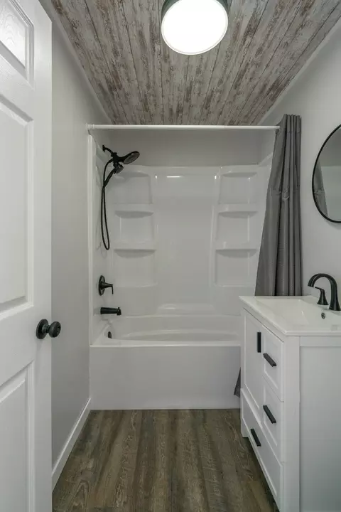 Bath - 920 11th Ave NE, Brainerd, MN 56401 photo 2 of 2