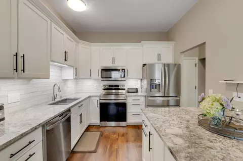 881 Kimberly Ln, Chanhassen, MN 55317