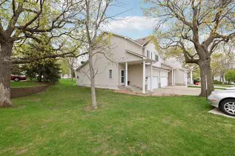 881 Kimberly Ln, Chanhassen, MN 55317