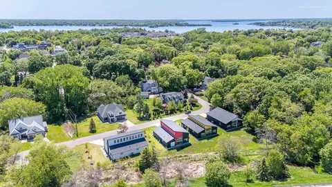 1021 Gardner St E, Wayzata, MN 55391