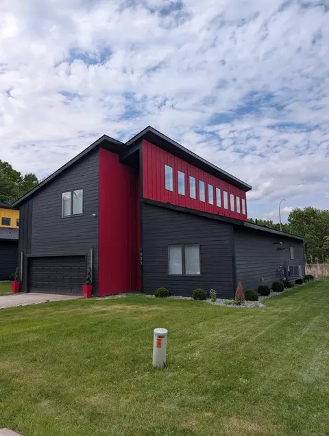 1021 Gardner St E, Wayzata, MN 55391