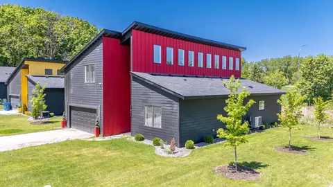 1021 Gardner St E, Wayzata, MN 55391