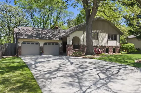 793 Torchwood Dr, New Brighton, MN 55112