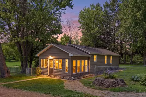 9535 Shady Oak Dr, Chaska, MN 55318
