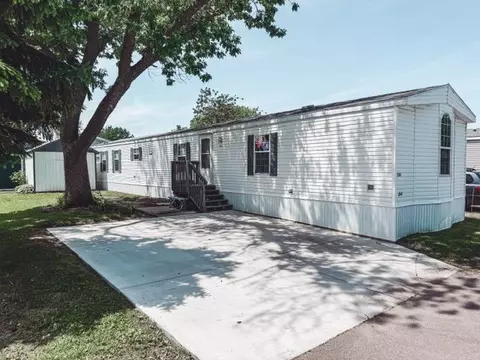 301 Oak Ln, Mankato, MN 56001