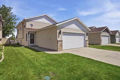 4825 50th Ave S, Fargo, ND 58104