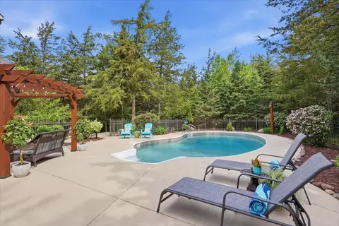 492 E Cove Rd, Hudson, WI 54016