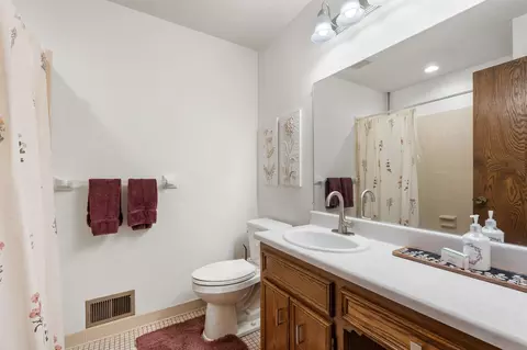 Bath - 4382 Metcalf Dr, Eagan, MN 55122 photo 1 of 7