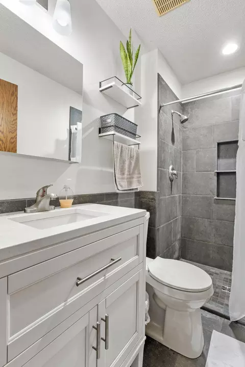 Bath - 4382 Metcalf Dr, Eagan, MN 55122 photo 5 of 7