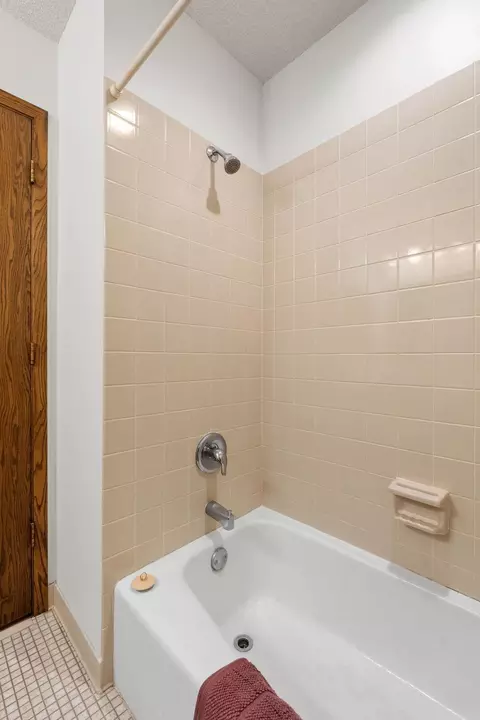 Bath - 4382 Metcalf Dr, Eagan, MN 55122 photo 2 of 7