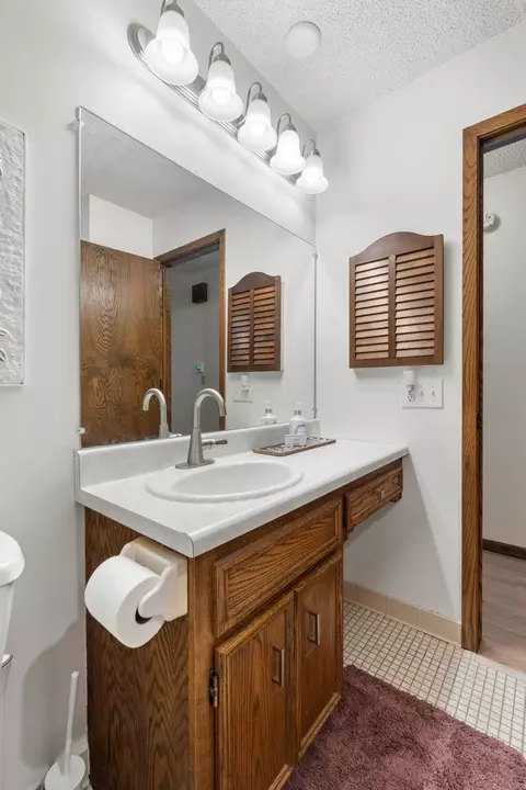 Bath - 4382 Metcalf Dr, Eagan, MN 55122 photo 3 of 7
