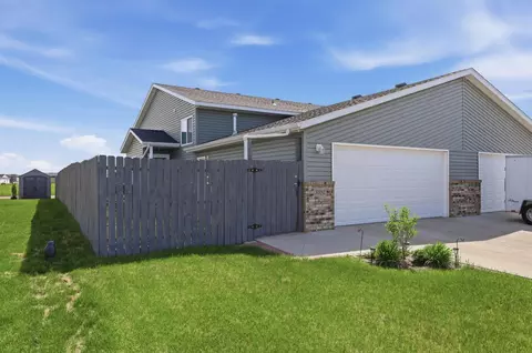 3392 Maple Leaf Loop S, Fargo, ND 58104