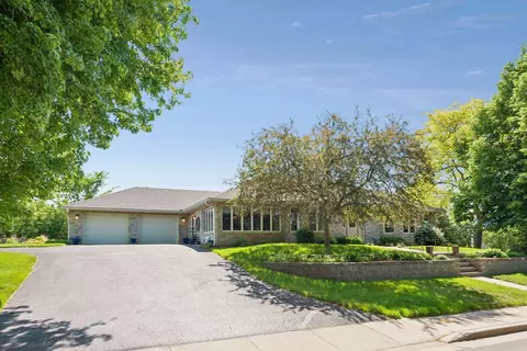 700 Spruce Dr, Hudson, WI 54016
