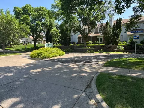 5304 Highpointe Ter, Bloomington, MN 55437