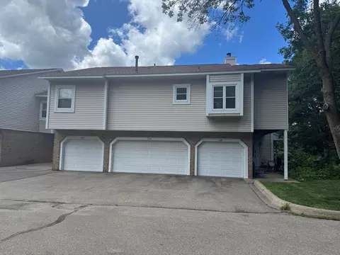 5304 Highpointe Ter, Bloomington, MN 55437