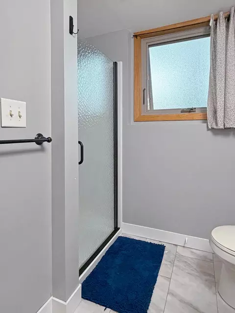 Bath - 503 Washington Ave, Marshall, MN 56258 photo 3 of 3