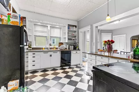 Kitchen - 1122 E 5th St, Duluth, MN 55805 photo 2 of 4