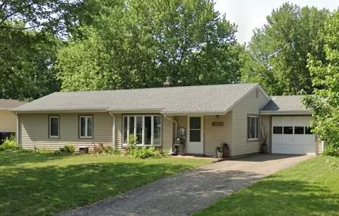 2071 Lindy Ave, Roseville, MN 55113