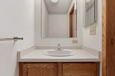 Bath - 2401 Hillcrest Dr, Brainerd, MN 56401 photo 2 of 2