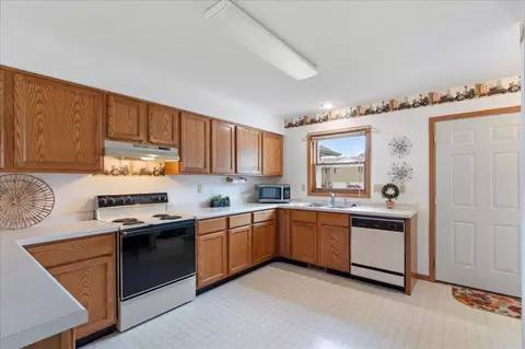 Kitchen - 2401 Hillcrest Dr, Brainerd, MN 56401 photo 3 of 4