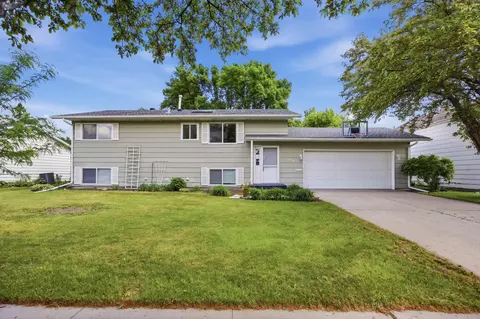 630 Appletree Ln, Moorhead, MN 56560