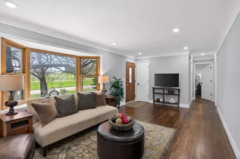31 Demont Ave E, Little Canada, MN 55117