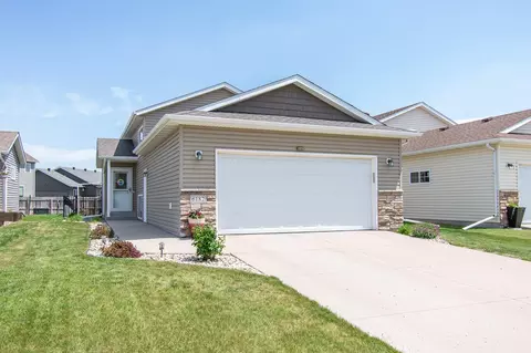 6182 35th St S, Fargo, ND 58104