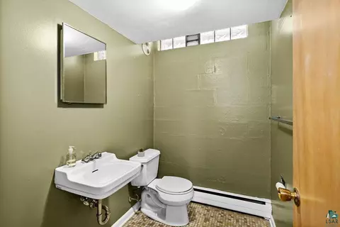 Bath - 3801 Rockview Ct, Duluth, MN 55804 photo 3 of 3