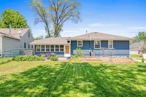 Exterior - 620 7th St E, Chaska, MN 55318 photo 5 of 9