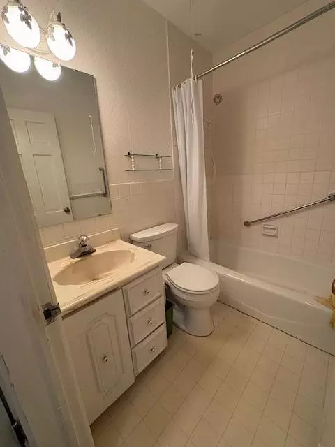 Bath - 808 Grove Ave, Montevideo, MN 56265 photo 1 of 1