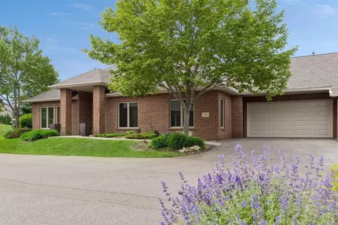 195 W Canyon Dr, Hudson, WI 54016