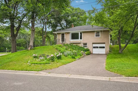 2154 William St, Roseville, MN 55113