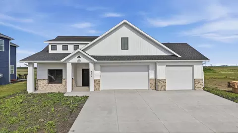 8614 61st St S, Horace, ND 58047