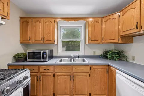 Kitchen - 5810 Main St W, Maple Plain, MN 55359 photo 2 of 3