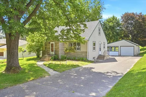 568 Shryer Ave W, Roseville, MN 55113